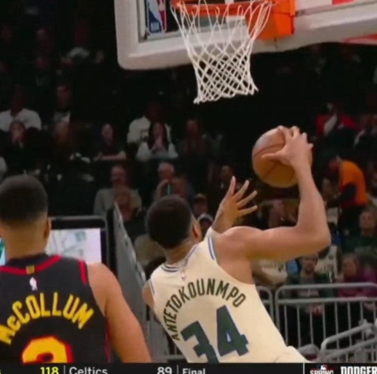 完美世界电竞平台-对篮筐XXX😅帕金斯虎狼之词描述字母哥突破 惹美女主持无奈